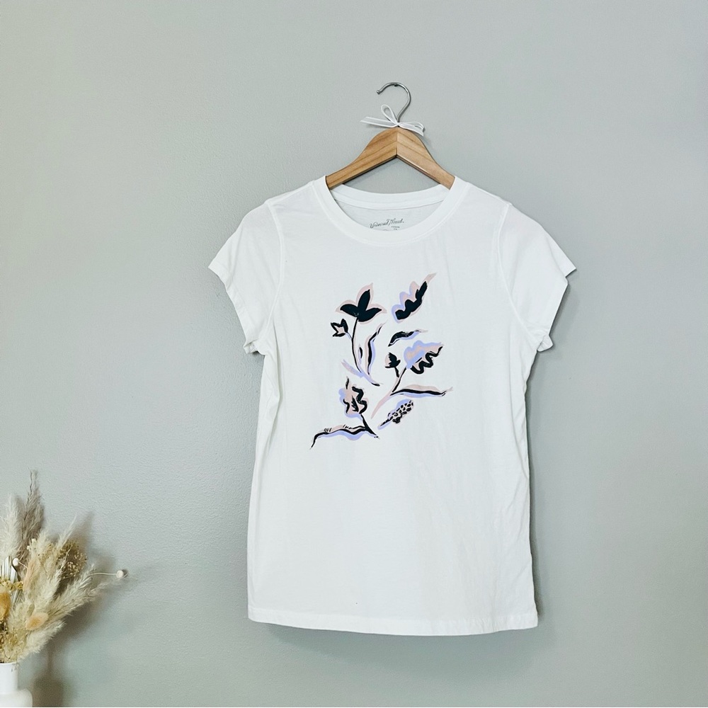Universal thread graphic tee